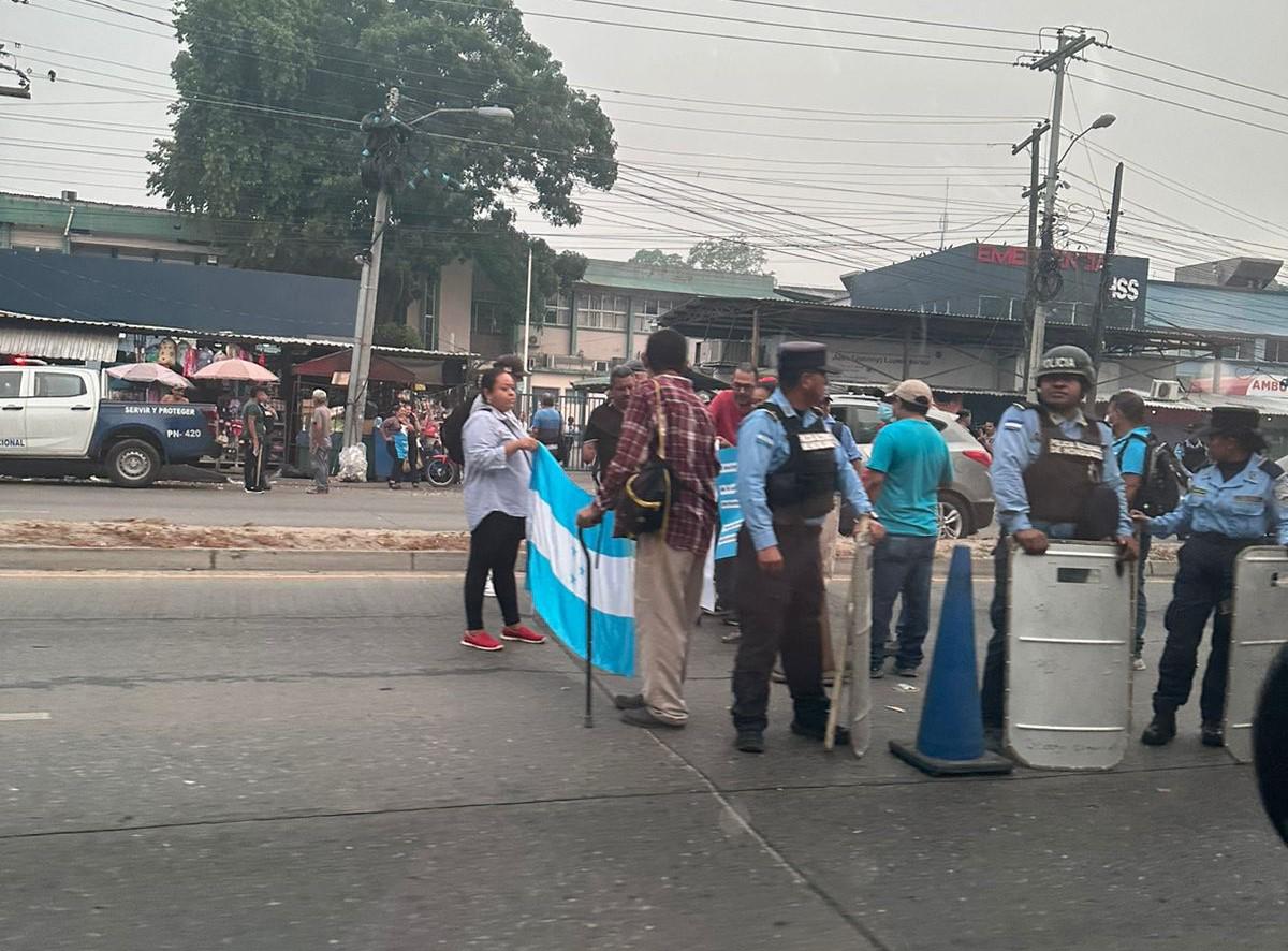 Toma realizada por pacientes renales en el bulevar del norte de San Pedro Sula.