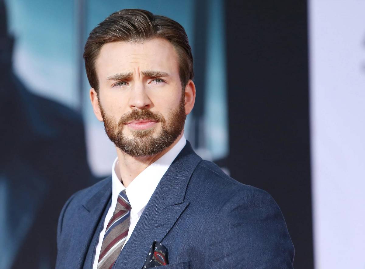 Chris Evans reacciona tras polémica por una foto en la que aparece con una supuesta bomba