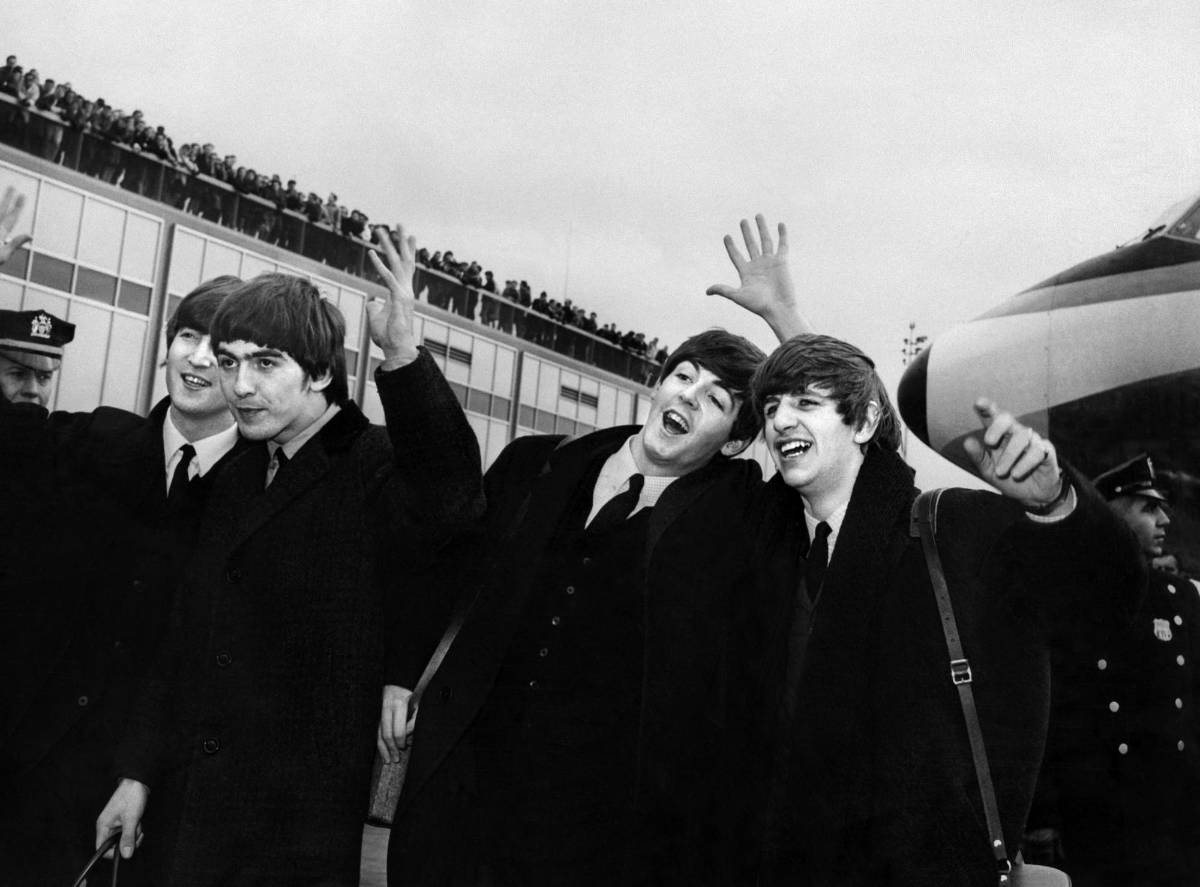 La banda inglesa The Beatles con John Lennon, George Harrison, Paul McCartney y Ringo Starr cuando llegaron al aeropuerto John F. Kennedy de Nueva York, Estados Unidos, donde fueron recibidos por una gran multitud el 7 de febrero de 1964.