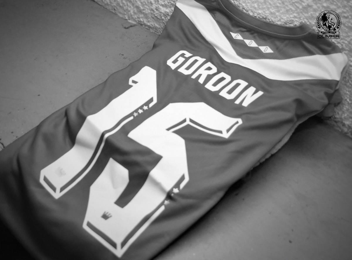 La camisa de Demetri Gordon resalta en el camerino del Olimpia.