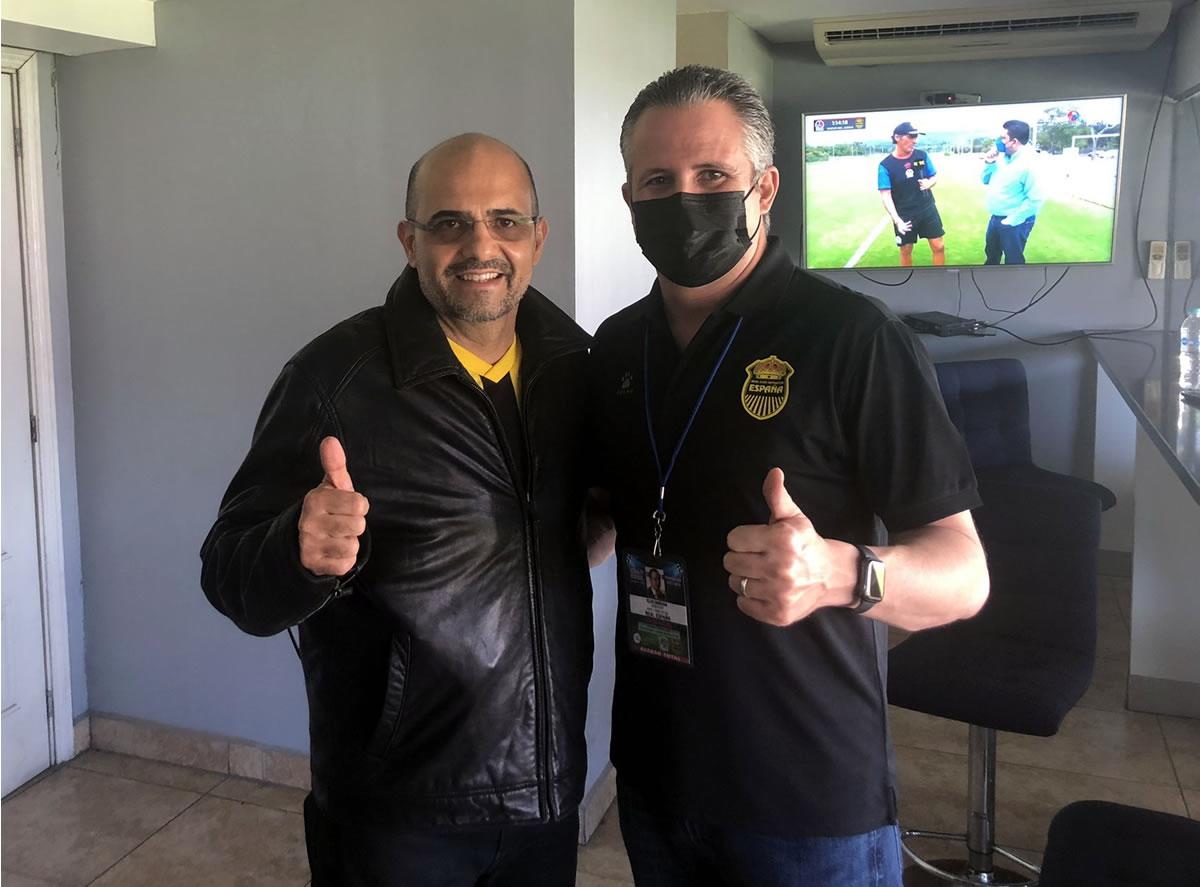 Elías Burbara y Fuad Abufele en el palco del estadio Nacional.