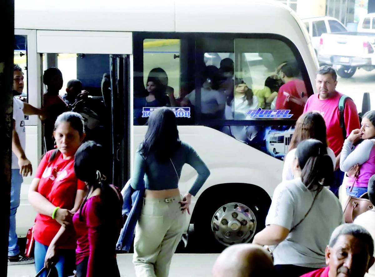 Lluvias, cierre de maquilas y derrumbe afectan al transporte