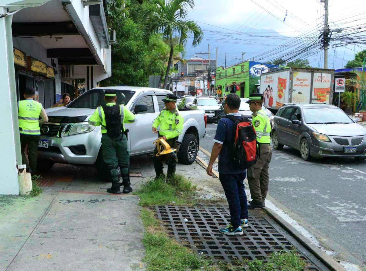 Mañana ( viernes) comienzan a inmovilizar carros que estén mal parqueados.