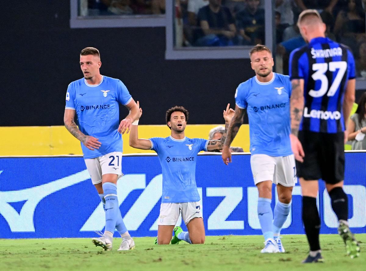 El brasileño Felipe Anderson celebra su gol que abrió el marcador para la Lazio.