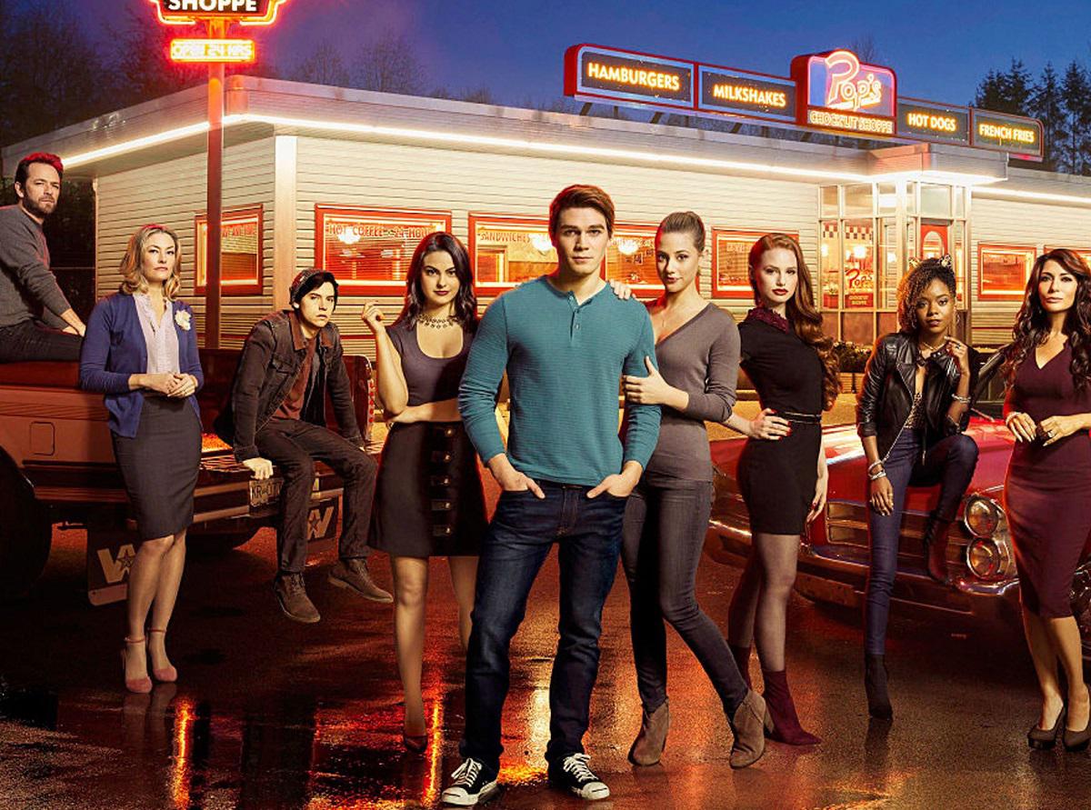Elenco de ‘Riverdale’ pide que liberen al padre del creador de la serie