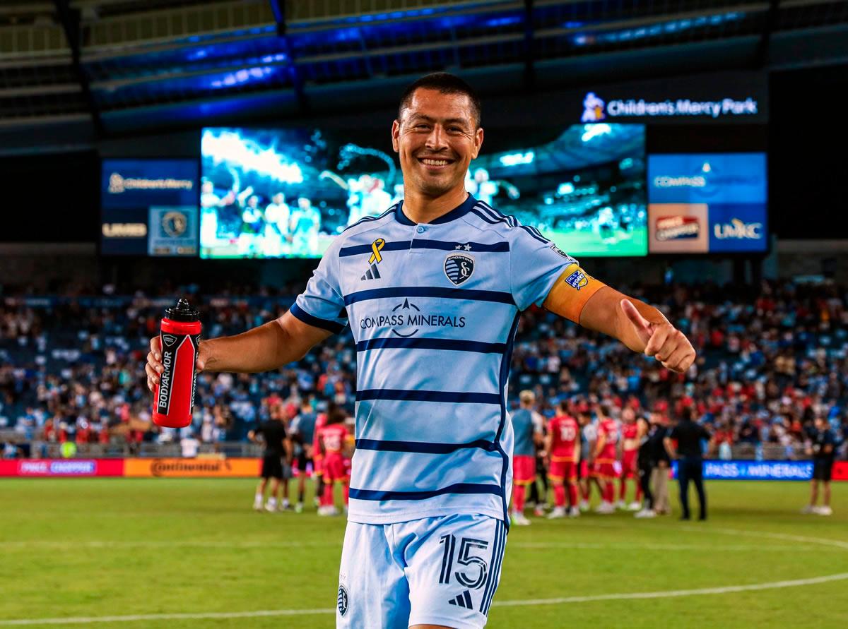 Roger Espinoza debutó en el fútbol profesional con el Sporting Kansas City en 2008 y ha estado en dos etapas en el club de la MLS.