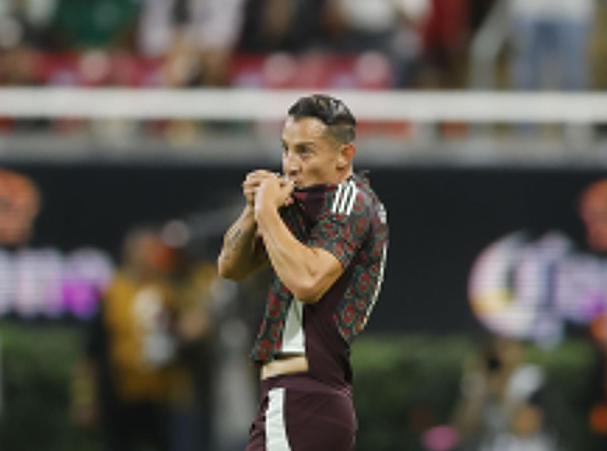 Andrés Guardado besando la camiseta de la Selección de México en su último partido como internacional.