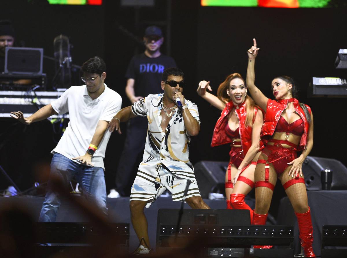 Tito el Bambino junto a uno de sus fanáticos y sus bailarinas profesionales.