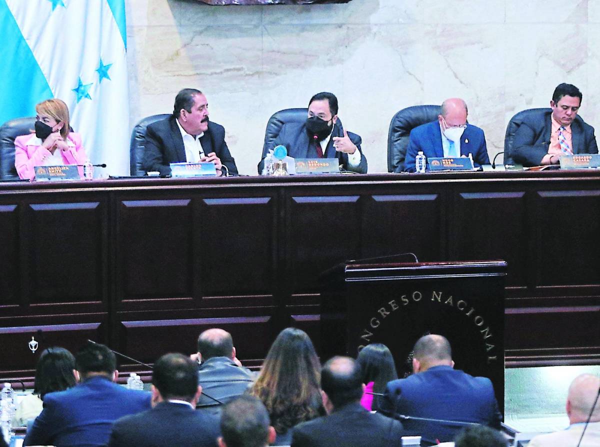 Tildan de mediocre y poco transparente gestión de Luis Redondo en el Congreso