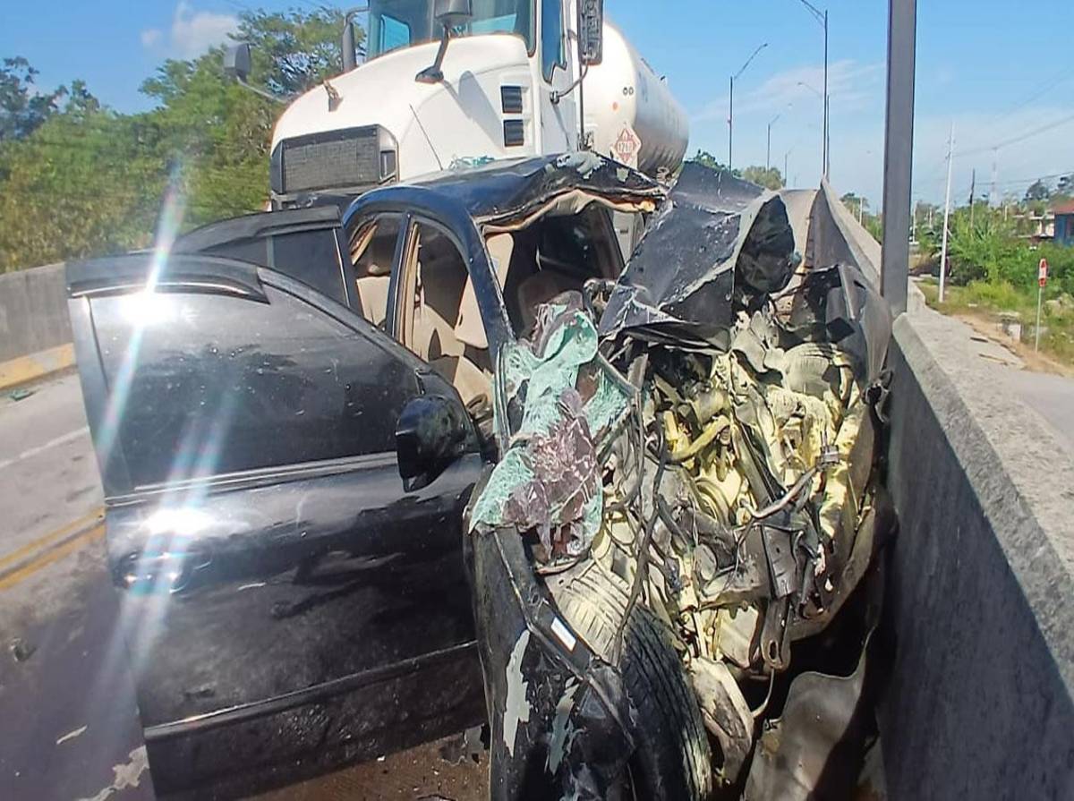 Aparatosa colisión entre rastra y turismo deja dos personas heridas en La Ceiba