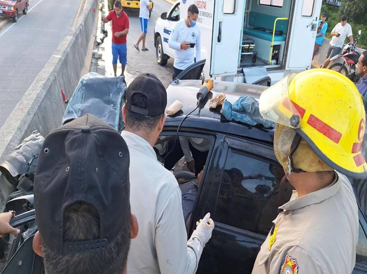Aparatosa colisión entre rastra y turismo deja dos personas heridas en La Ceiba