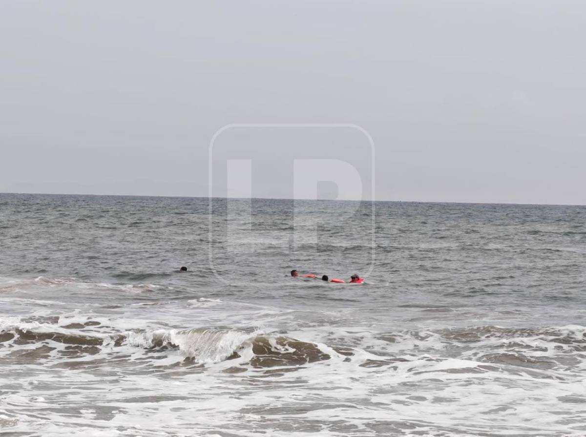 Lancha con 17 turistas se vuelca frente a Playa Bonita en Tela