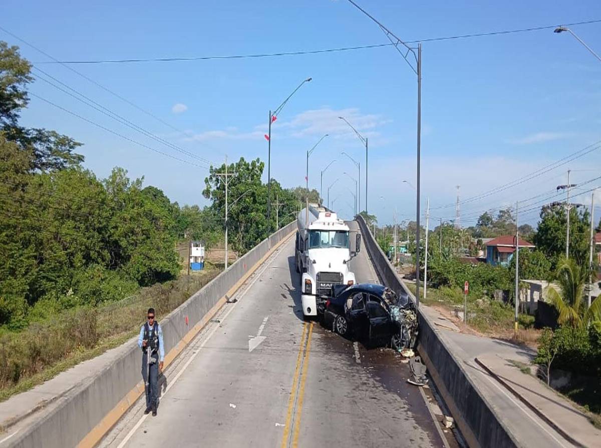 Aparatosa colisión entre rastra y turismo deja dos personas heridas en La Ceiba
