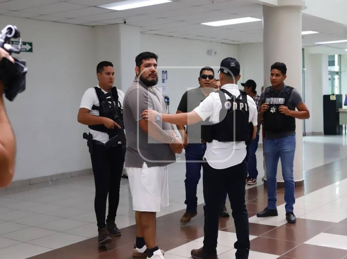 Llorando y cabizbajo: así llegó Franklin Ramírez a la audiencia por el asesinato del abogado René Altamirano