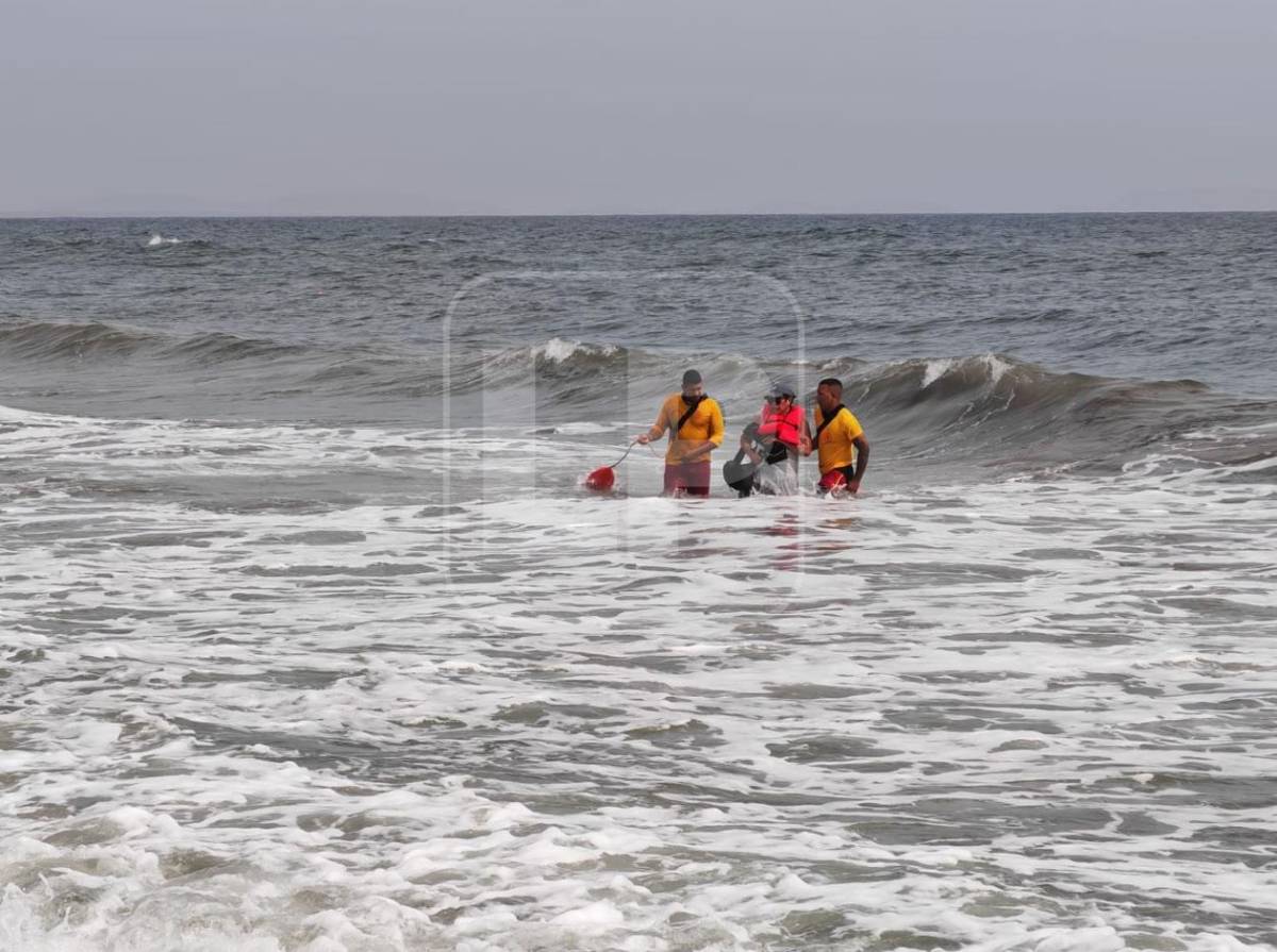 Lancha con 17 turistas se vuelca frente a Playa Bonita en Tela