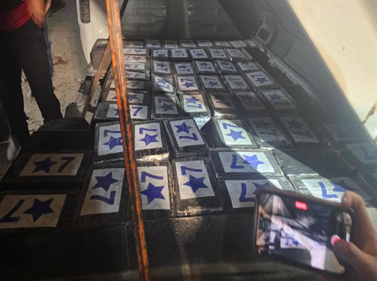 Logo de estrella y número 7: así ocultaron millonario cargamento de droga en vehículo