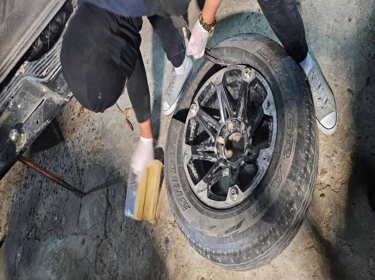 Logo de estrella y número 7: así ocultaron millonario cargamento de droga en vehículo