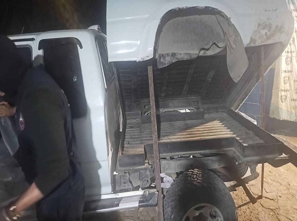 Logo de estrella y número 7: así ocultaron millonario cargamento de droga en vehículo