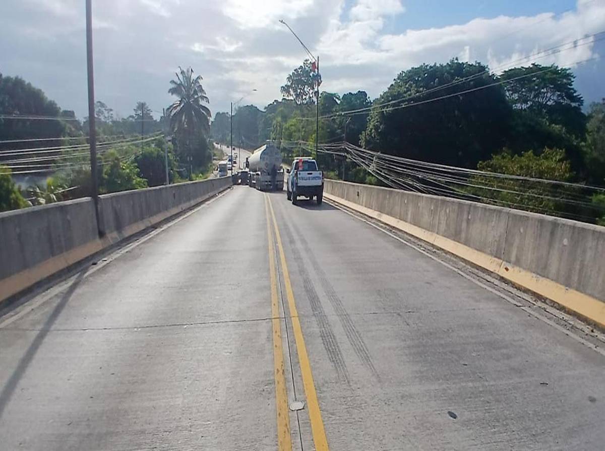 Aparatosa colisión entre rastra y turismo deja dos personas heridas en La Ceiba