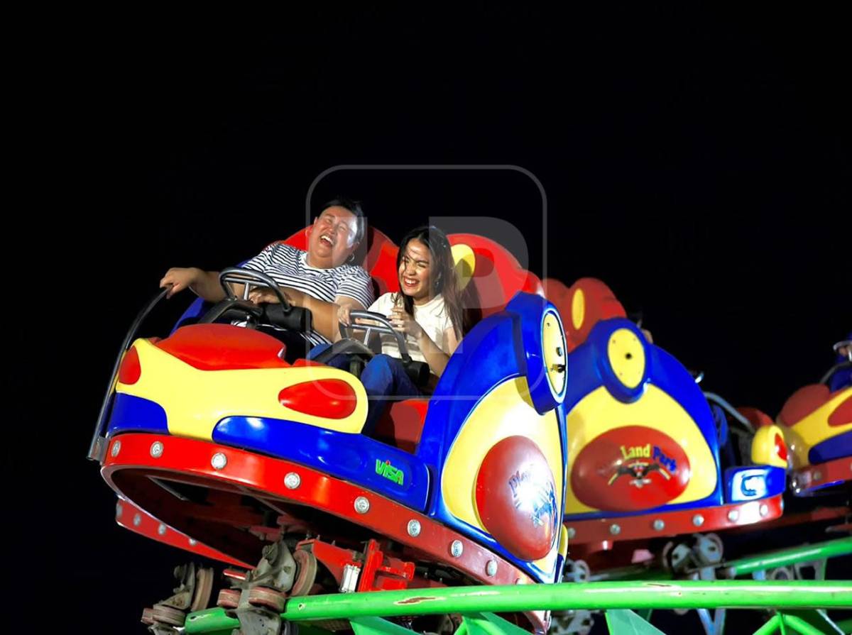 Color y adrenalina: los sampedranos ya disfrutan de los juegos mecánicos de la Feria Juniana
