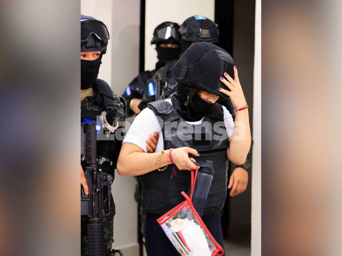 Con chaleco antibalas, casco y pasamontañas llegó exfiscal Francia Medina a tribunales de SPS