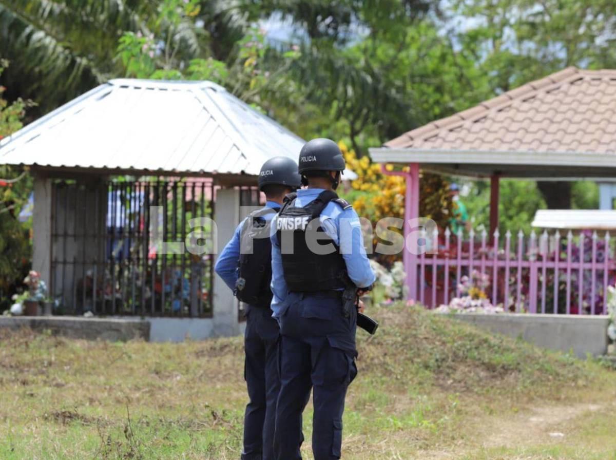Rigores revive el dolor: forenses abren tumbas de las víctimas de la masacre