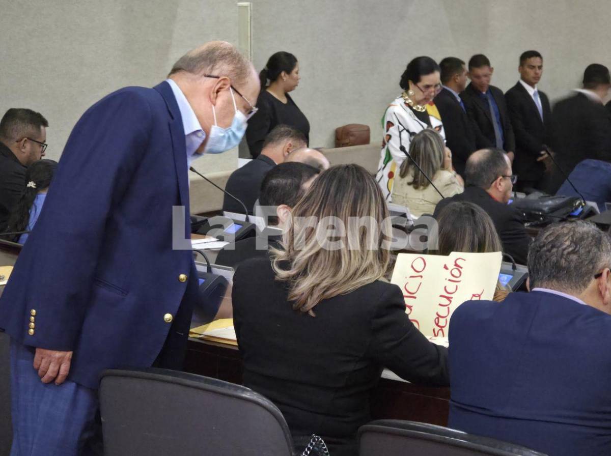 Silbidos y consignas en lectura de informe de la comisión de juicio político en el Congreso