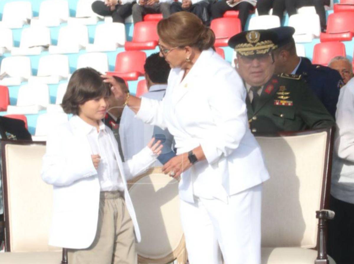 ¿Quién es el niño que acompaña a Xiomara Castro en el Estadio Nacional?