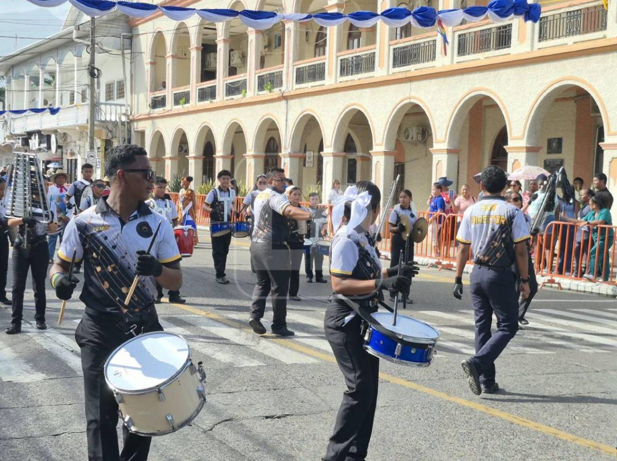 26 escuelas engalanan los desfiles patrios en La Ceiba