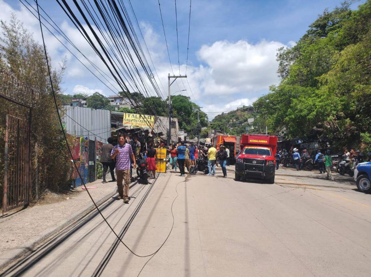 Volqueta impactó contra un taller: dolorosas imágenes del accidente en la colonia Villa Nueva