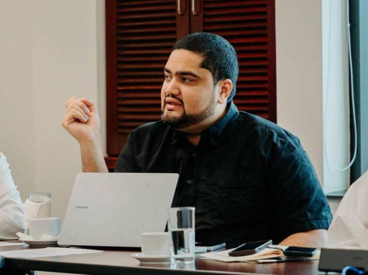 Beatriz Valle tilda de lambiscón a José Carlos Cardona por defender a Libre