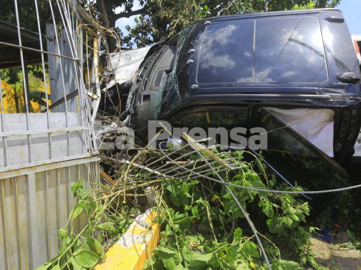 Camioneta queda incrustada en el muro de una casa tras accidente en colonia Sitraplast de SPS