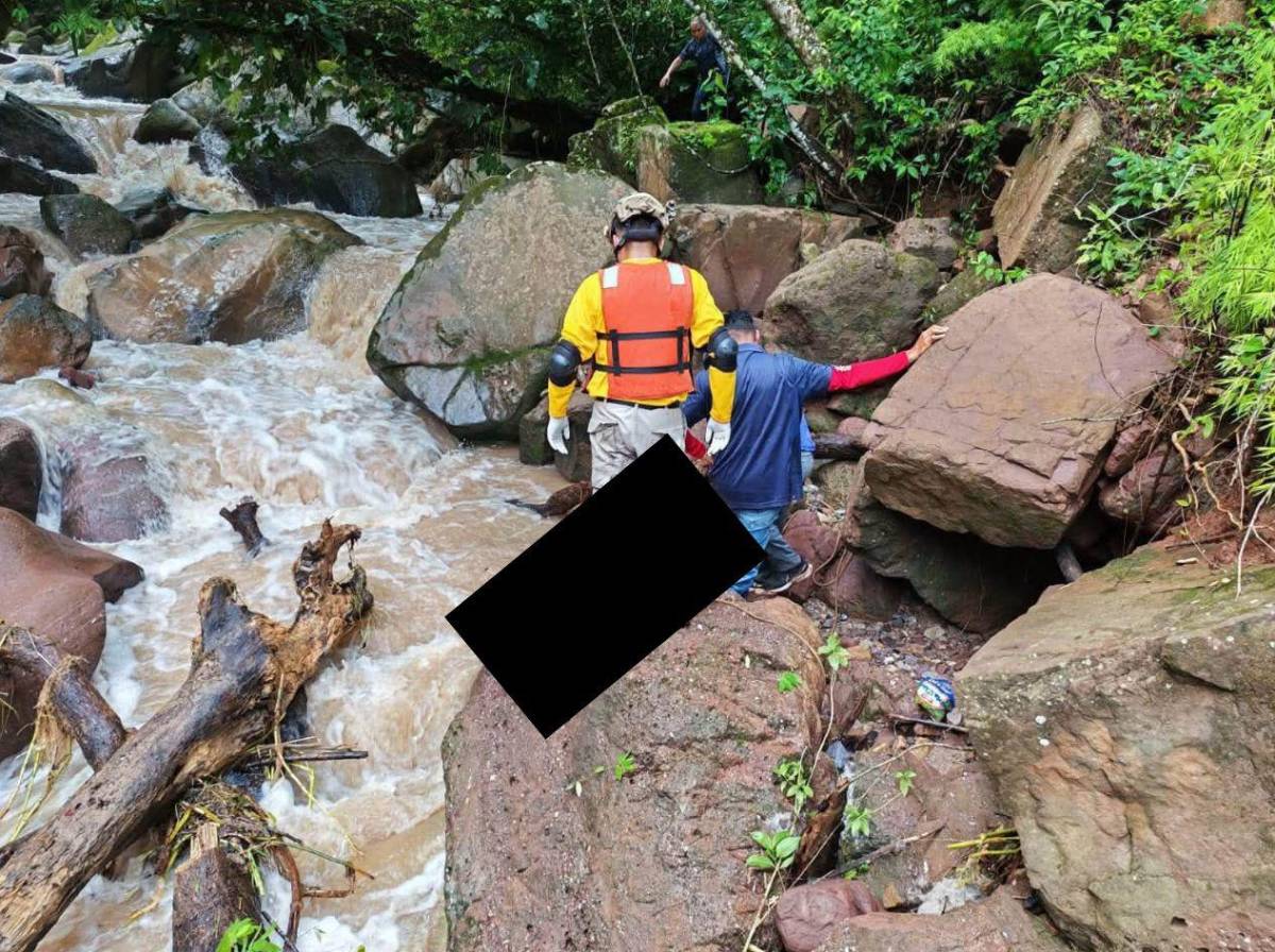 Tres miembros de una familia mueren al intentar cruzar una quebrada crecida en un pickup en Comayagua
