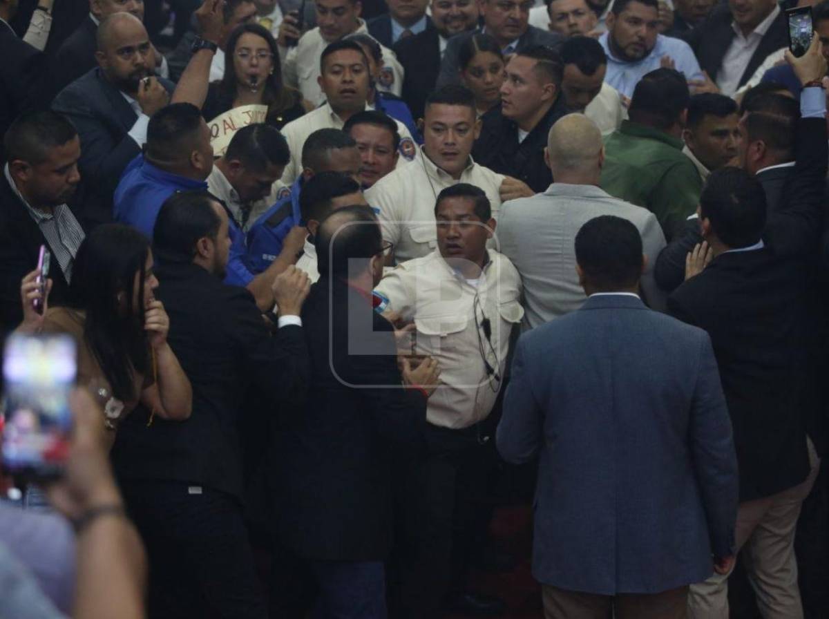 Empujones y cohetes: lo que no se vio del zafarrancho en el Congreso Nacional