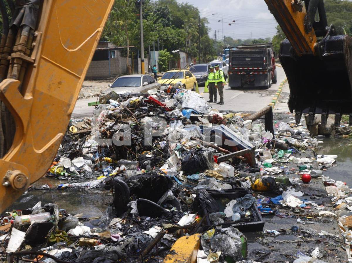 Tras denuncia de LA PRENSA: retiran toneladas de basura acumuladas en ríos y canales de SPS