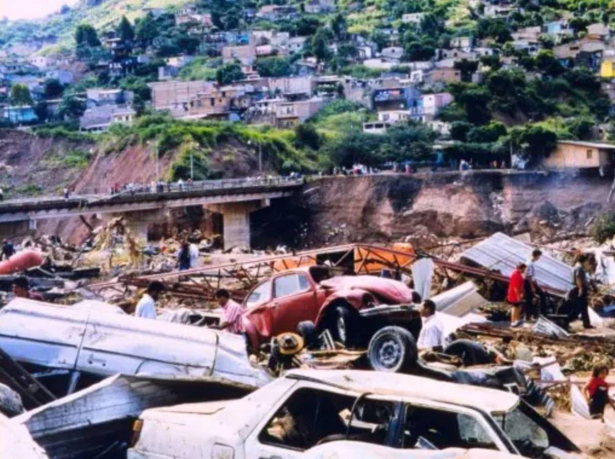 Las históricas portadas de LA PRENSA sobre la tragedia del huracán Mitch en Honduras en 1998