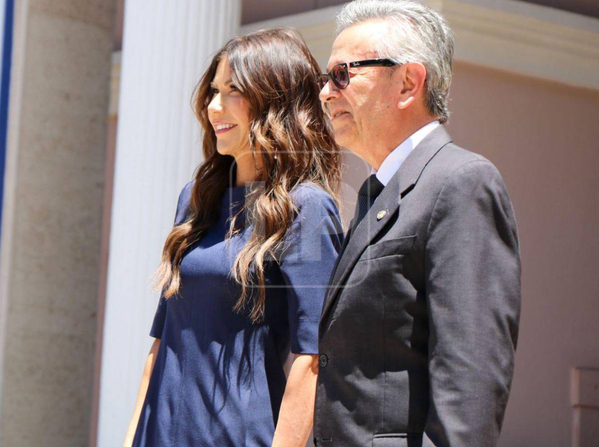Sonriente y vestida de azul: así llegó Kristi Noem a Casa Presidencial