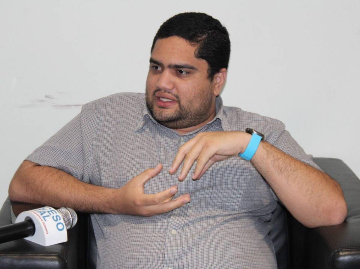 Beatriz Valle tilda de lambiscón a José Carlos Cardona por defender a Libre