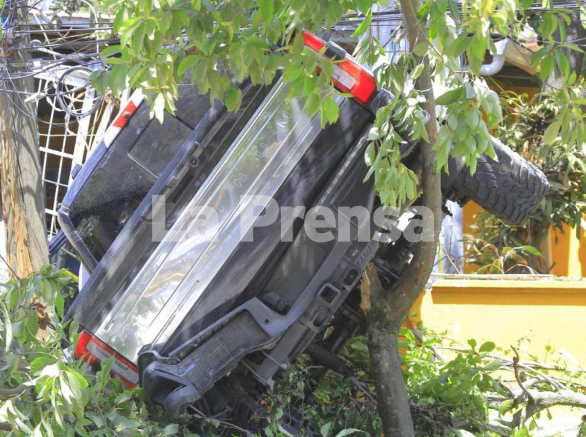 Camioneta queda incrustada en el muro de una casa tras accidente en colonia Sitraplast de SPS