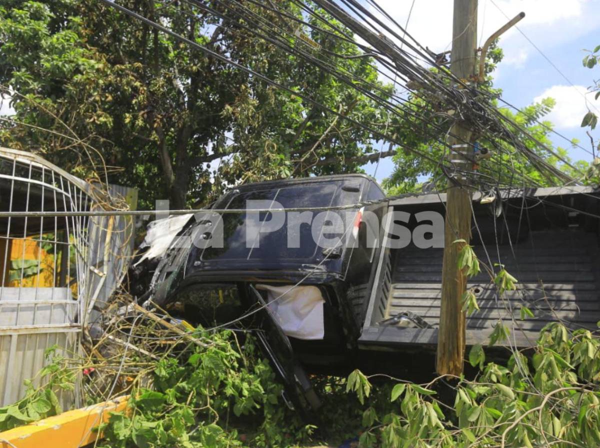 Camioneta queda incrustada en el muro de una casa tras accidente en colonia Sitraplast de SPS