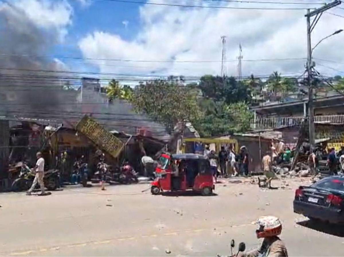 Volqueta impactó contra un taller: dolorosas imágenes del accidente en la colonia Villa Nueva