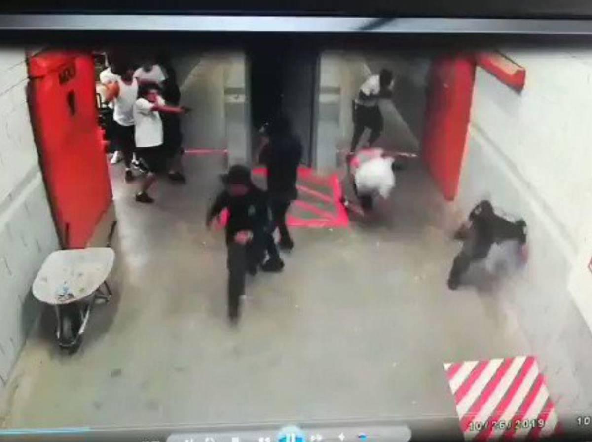 ¿Qué contienen los barriles descubiertos en propiedad de Magdaleno Meza?