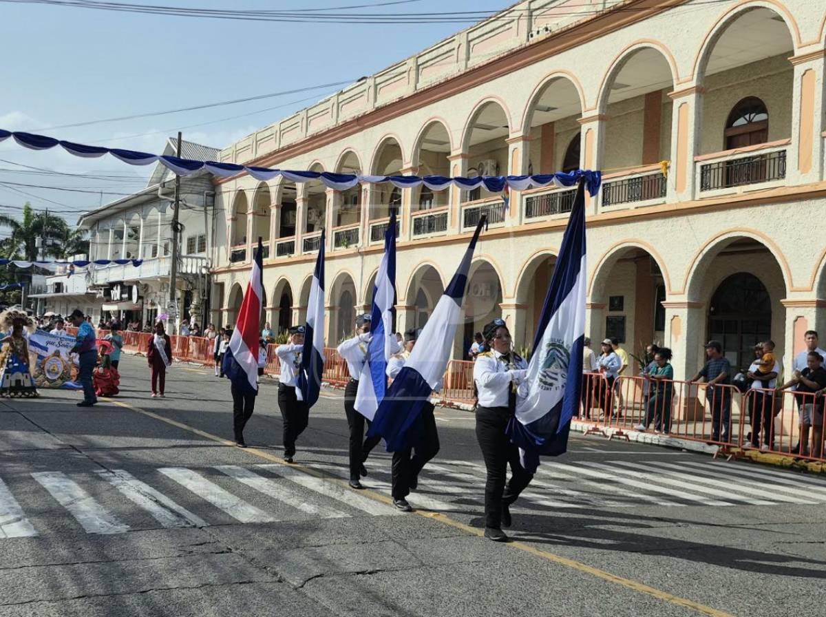 26 escuelas engalanan los desfiles patrios en La Ceiba