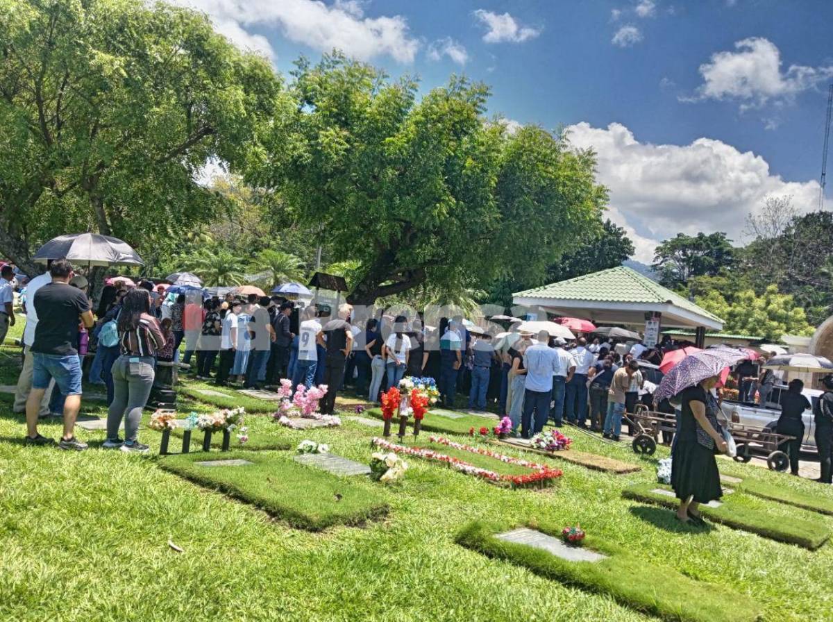 No toleraba las injusticias: entierran al director Víctor Fiallos en SPS