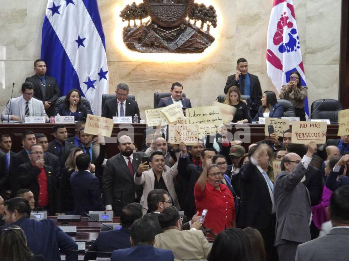 Silbidos y consignas en lectura de informe de la comisión de juicio político en el Congreso
