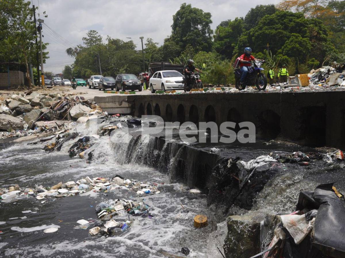 Tras denuncia de LA PRENSA: retiran toneladas de basura acumuladas en ríos y canales de SPS