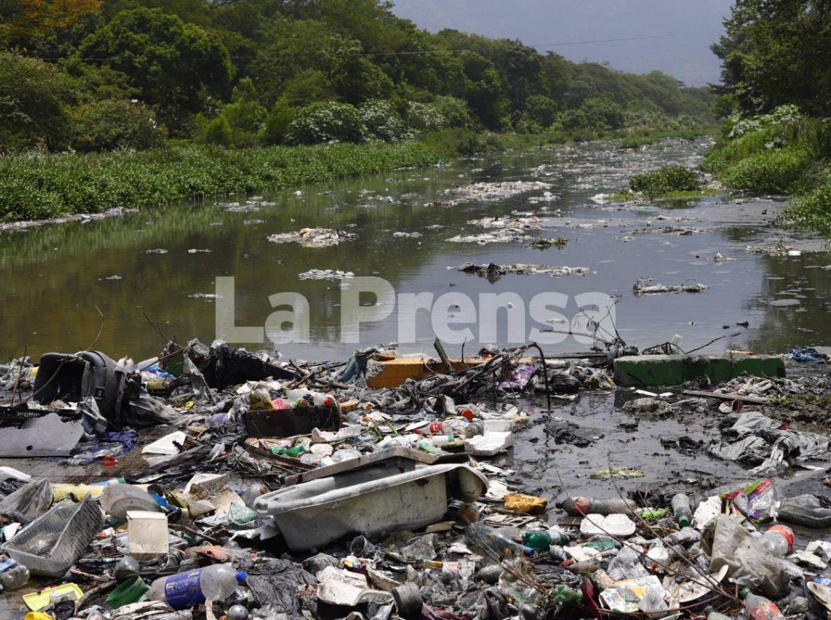 Tras denuncia de LA PRENSA: retiran toneladas de basura acumuladas en ríos y canales de SPS