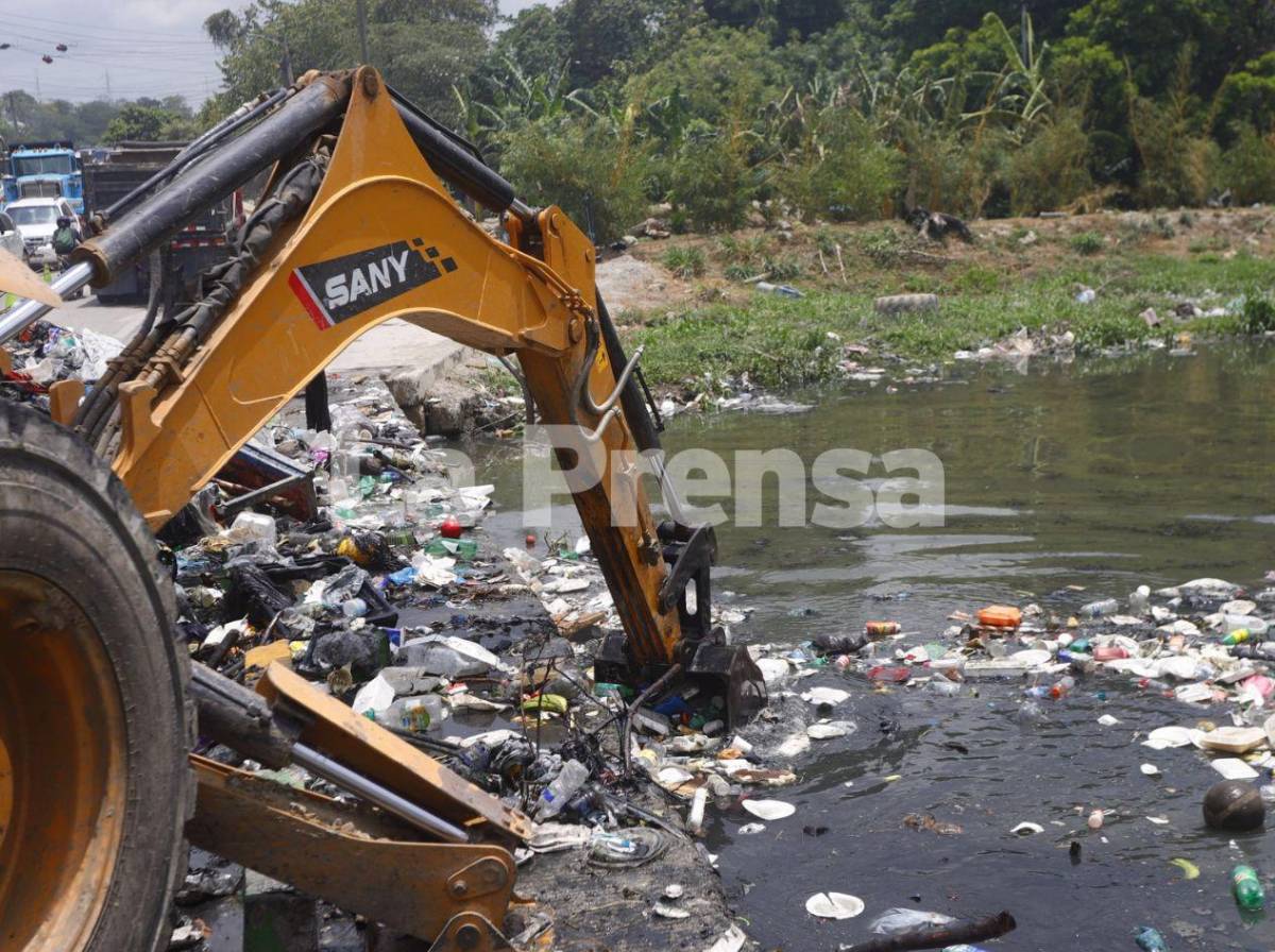 Tras denuncia de LA PRENSA: retiran toneladas de basura acumuladas en ríos y canales de SPS
