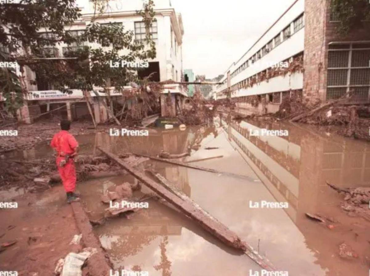 Las históricas portadas de LA PRENSA sobre la tragedia del huracán Mitch en Honduras en 1998