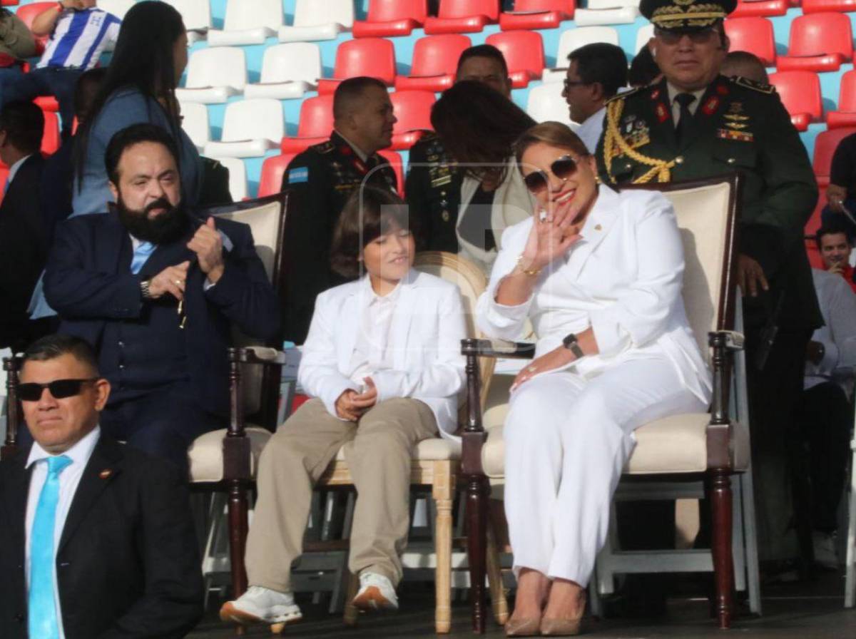 ¿Quién es el niño que acompaña a Xiomara Castro en el Estadio Nacional?